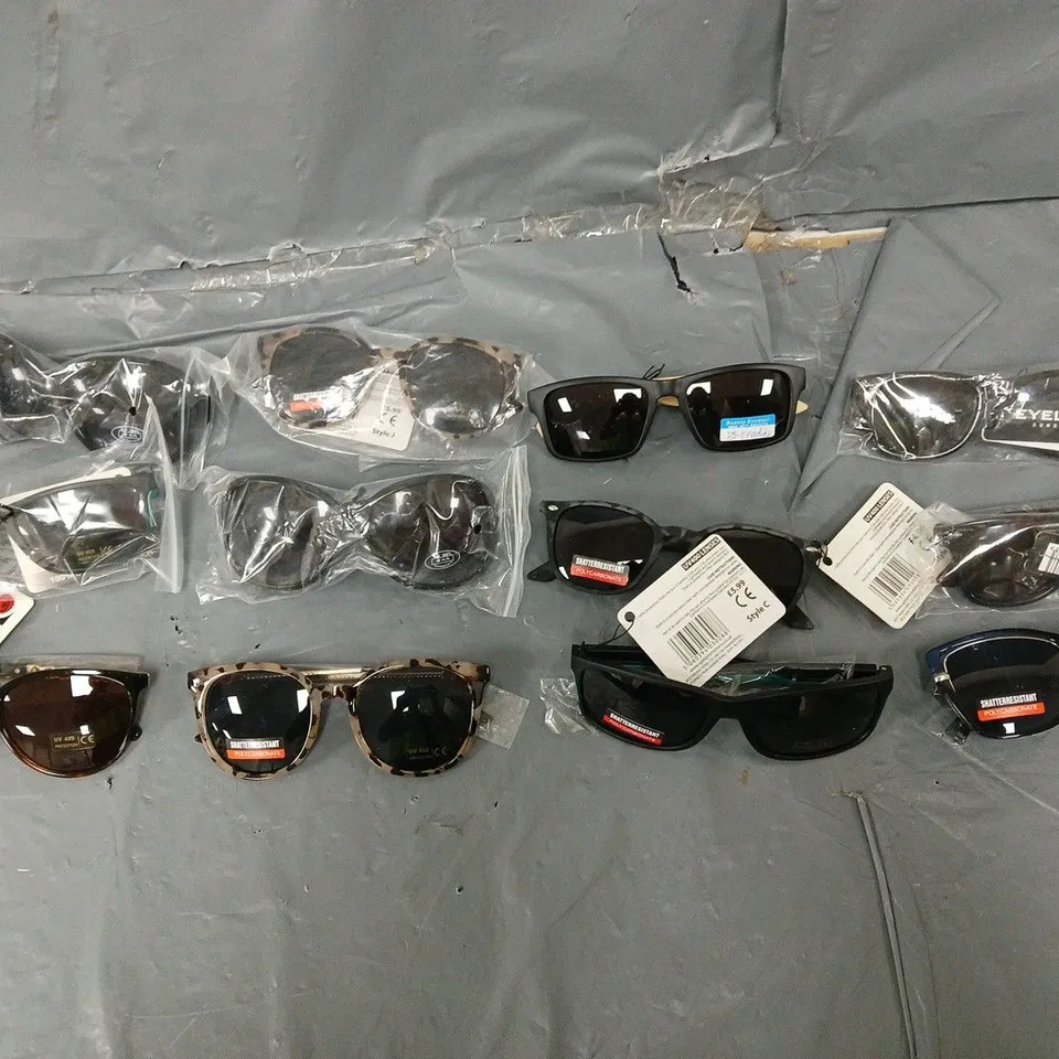 APPROXIMATELY 200 ASSORTED FASHION GLASSES BY OBJECT IN VARIOUS STYLES AND SIZES