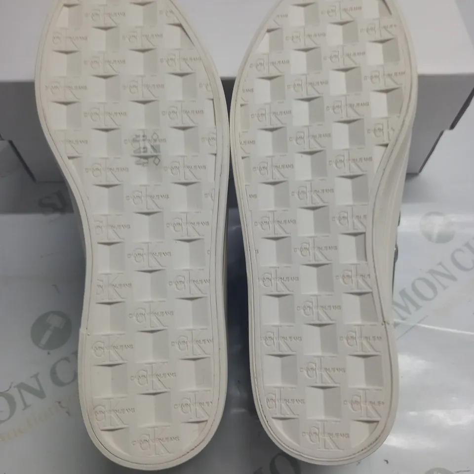BOXED PAIR OF CALVIN KLEIN JEANS ZESLEY LOW TOP TRAINERS IN BLACK - 2