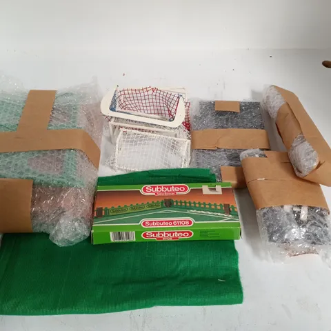 LOT OF ASSORTED SUBBUTEO ITEMS TO INCLUDE GOALS, PLAY MAT AND FENCE SURROUND