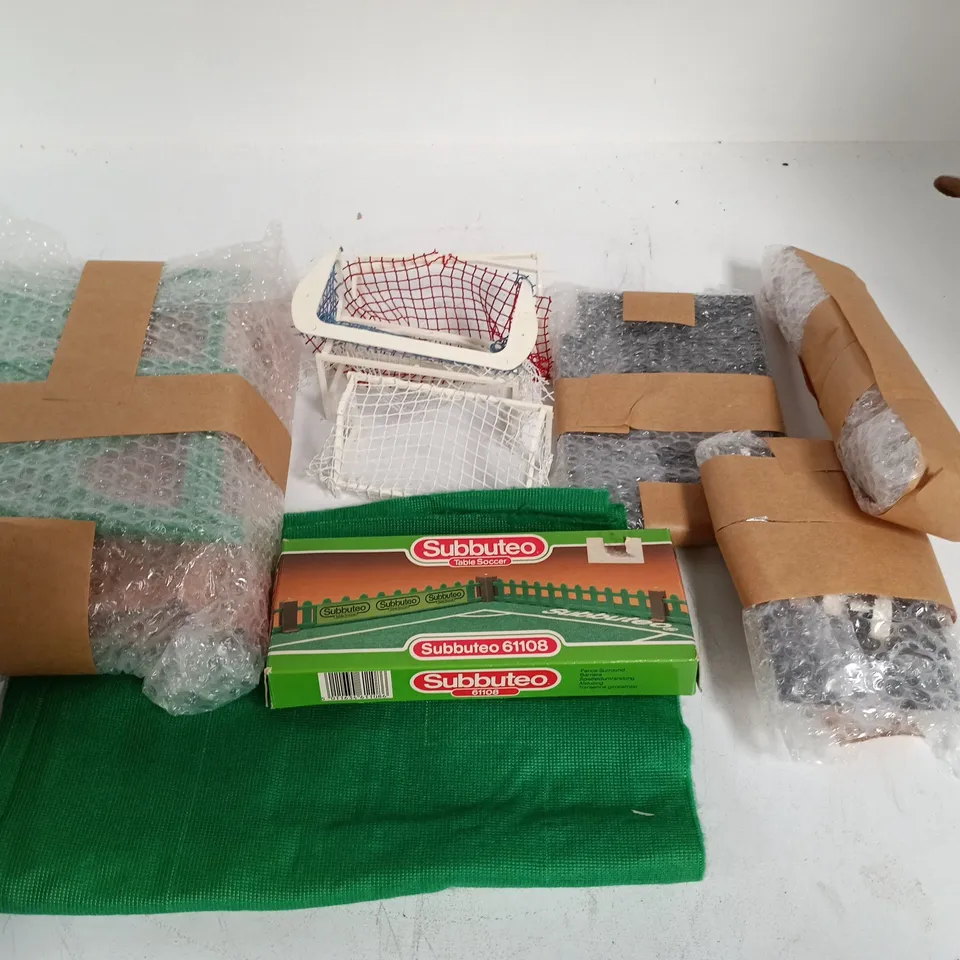 LOT OF ASSORTED SUBBUTEO ITEMS TO INCLUDE GOALS, PLAY MAT AND FENCE SURROUND