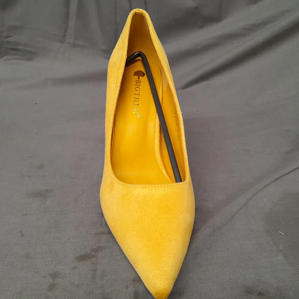 BOXED PAIR OF BIG TREE POINTED TOE HEELS IN YELLOW EU SIZE 39