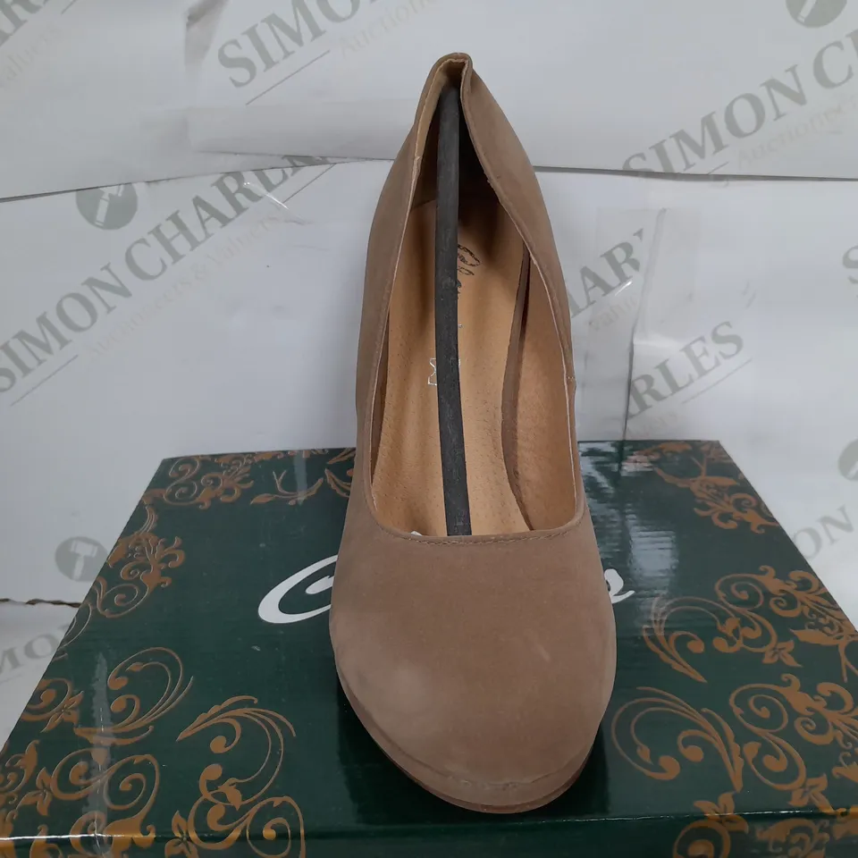 BOXED PAIR OF CLARAS CLOSED TOE THIN BLOCK HEELS IN CAMEL - SIZE 37