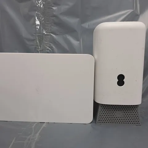 APPROXIMATELY 5 ASSORTED ELECTRICAL ITEMS TO INCLUDE WI-FI ROUTER, ETC