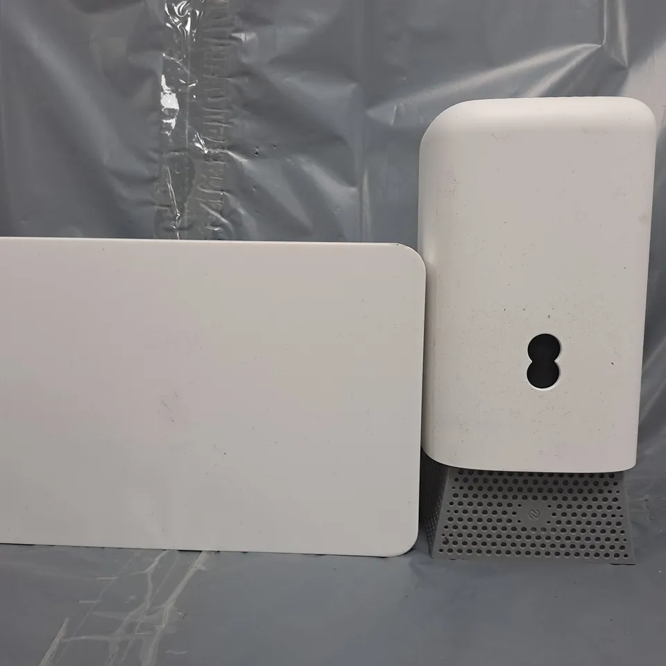 APPROXIMATELY 5 ASSORTED ELECTRICAL ITEMS TO INCLUDE WI-FI ROUTER, ETC