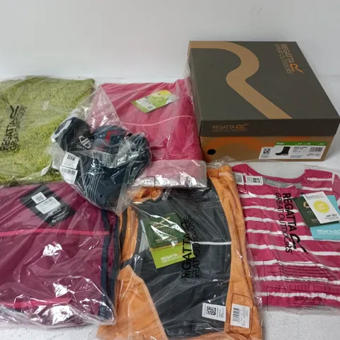 APPROXIMATELY 25 BRAND NEW REGATTA/DARE2B KIDS CLOTHING ITEMS IN VARIOUS SIZES, STYLES & COLOURS TO INCLUDE LEXYNE DRESS, HEWLEY, MORITZ SNOW BOOT JNR, ETC