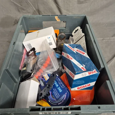 TOTE OF APPROXIMATELY. 15 ASSORTED CAR ITEMS TO INCLUDE PHONE HOLDERS , BIKE WHEEL LED LIGHTS AND PEDAL SETS 