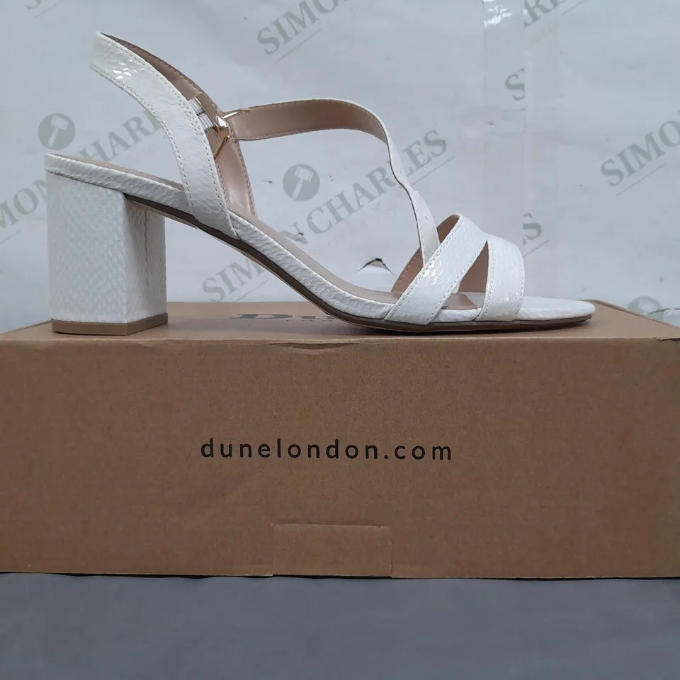 BOXED PAIR OF DUNE LONDON OPEN TOE BLOCK HEEL SANDALS IN WHITE SIZE 7