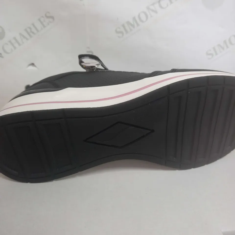 BOXED SKETCHERS BILLION BLACK TRAINERS SIZE 5