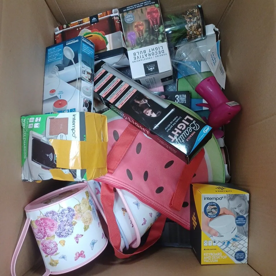 APPROXIMATELY 20 ASSORTED HOUSEHOLD ITEMS TO INCLUDE PLACEMATS, WOODEN SHAPE PUZZLE, AND COLLAPSABLE DRINKS DISPENSER ETC. 