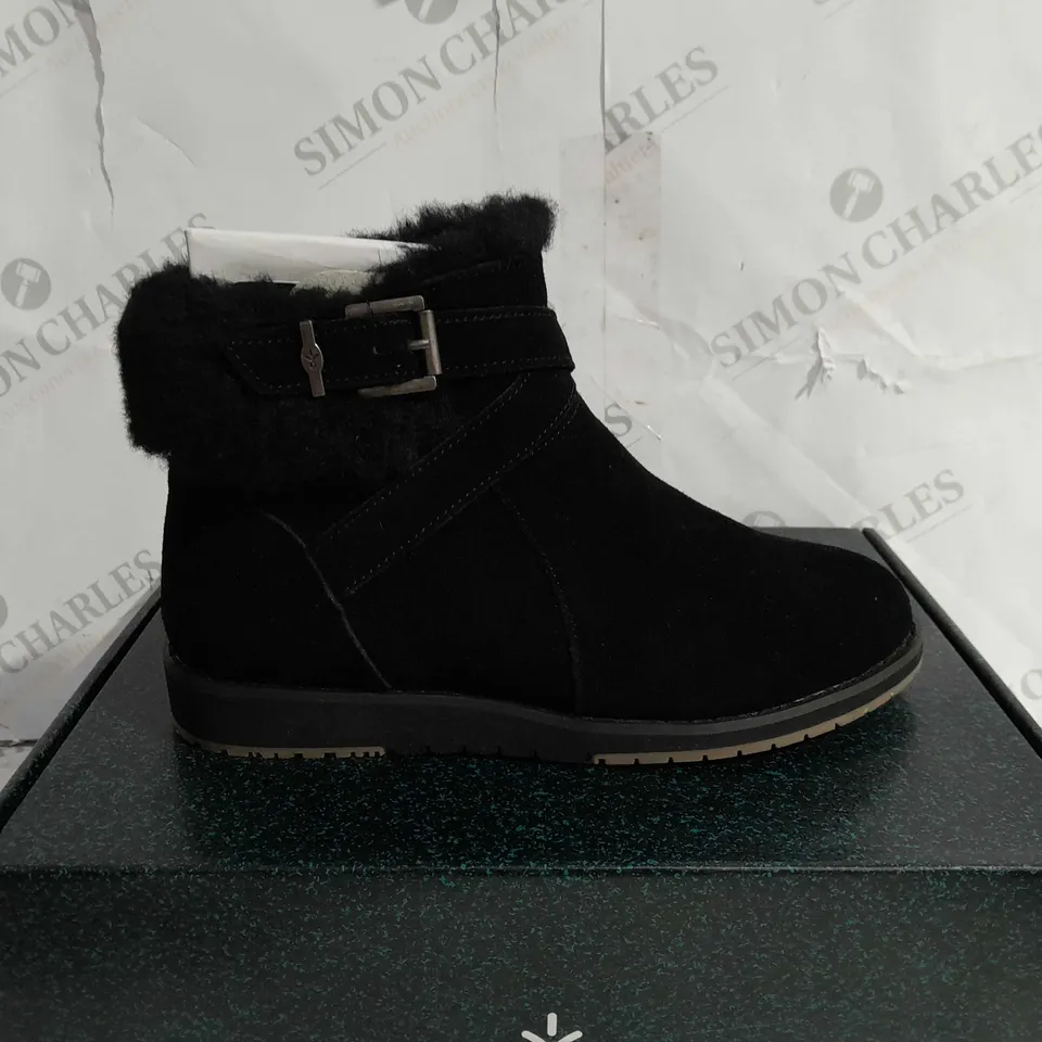 BOXED PAIR OF EMU AUSTRALIA MERAK SUEDE BOOTS IN BLACK SIZE 5