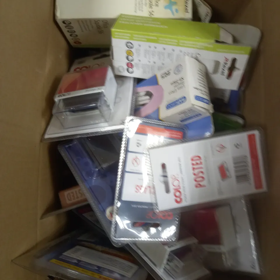 BOX OF APPROXIMATELY 20 ASSORTED OFFICE EQUIPMENT PRODUCTS TO INCLUDE STAPLERS, STAMPS, HOLE PUNCHERS ETC 
