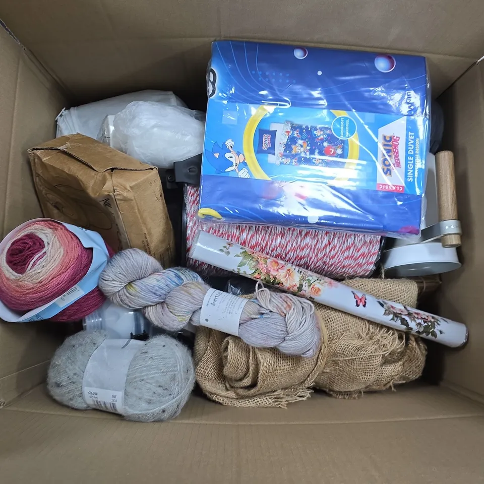 APPROXIMATELY 15 ASSORTED HOUSEHOLD PRODUCTS TO INCLUDE SONIC SINGLE DUVET, ROUND CASSEROLE DISH, STRING, ETC