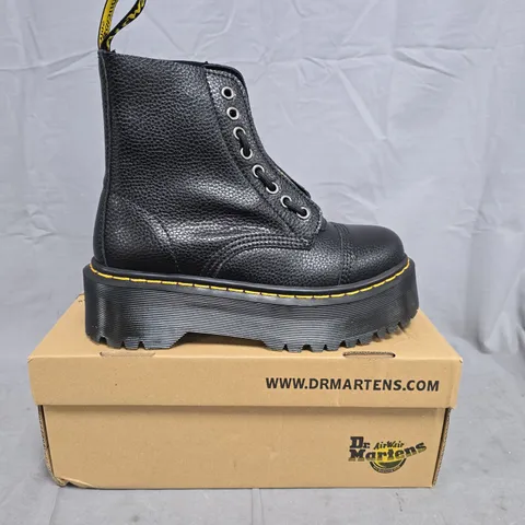 BOXED PAIR OF DR. MARTENS BLACK SINCLAIR LEATHER BOOTS, UK 6