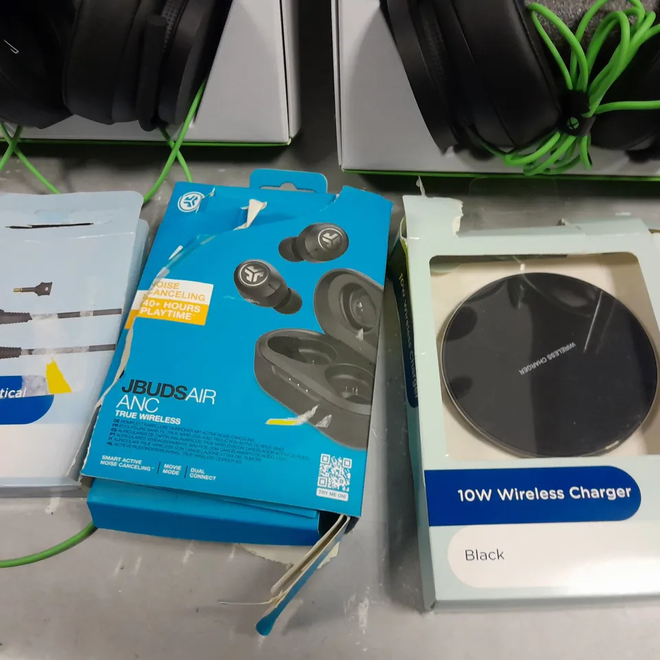 LOT OF FIVE ASSORTED ITEMS TO INCLUDE TWO XBOX STEREO HEADSET SERIES X/S , WIRELESS CHARGER ,ETC
