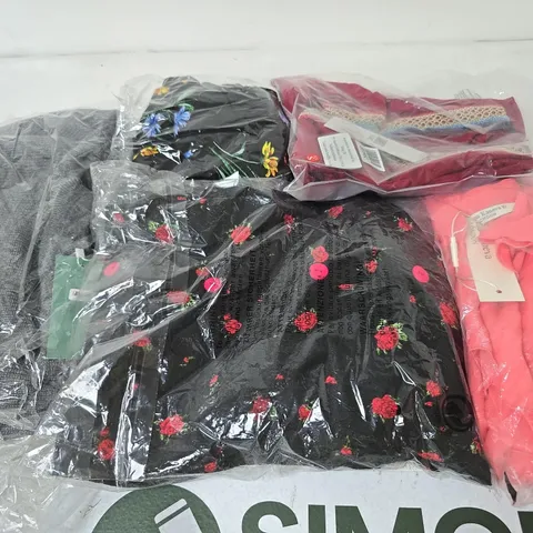 BOX OF APPROX 20 ASSORTED CLOTHING ITEMS TO INCLUDE JUMPERS, DRESSES, TOPS, ETC