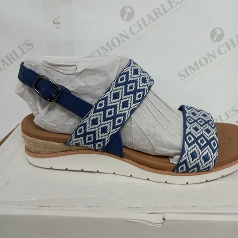 BOXED PAIR OF SKECHERS BEACH KISS OCEAN RUSH WEDGE SANDALS IN NAVY SIZE 5