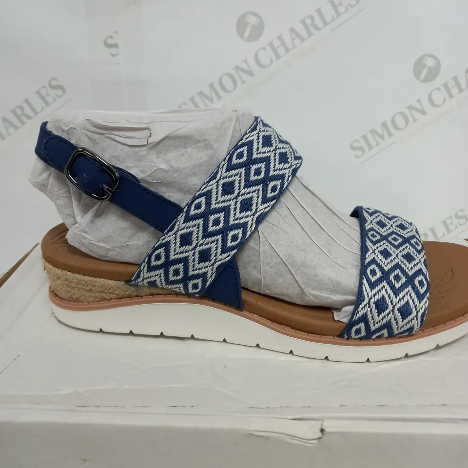 BOXED PAIR OF SKECHERS BEACH KISS OCEAN RUSH WEDGE SANDALS IN NAVY SIZE 5