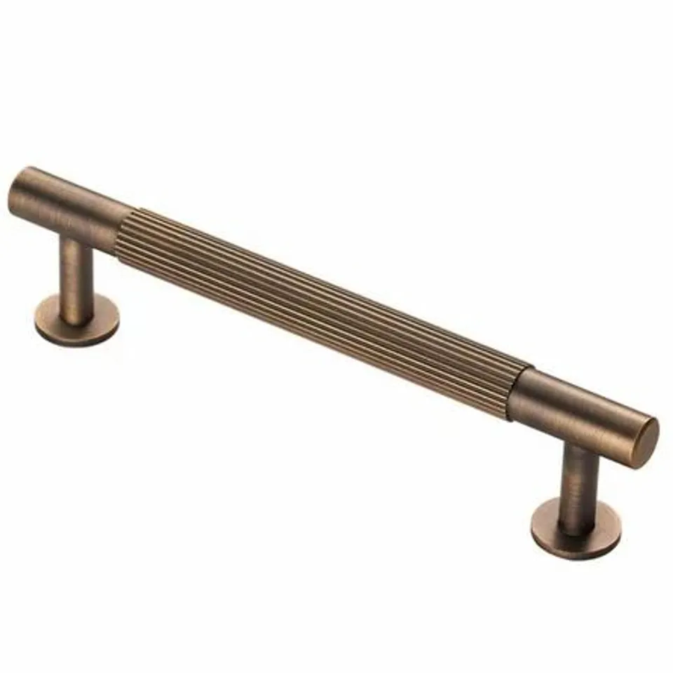 BOXED 12.8CM CENTRE BAR HANDLE ANTIQUE BRASS 