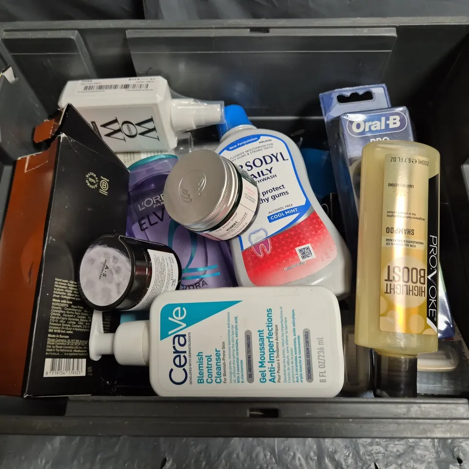 TOTE OF APPROXIMATELY 15 ASSORTED COSMETIC ITEMS TOO INCLUDE CORSODYL, CERA VE AND ORAL-B
