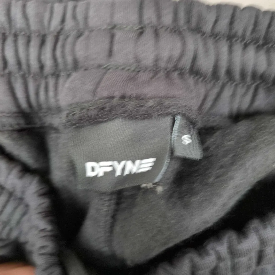 DFYNE MEN’S CARGO JOGGER TROUSERS – BLACK, ELASTIC WAIST WITH DRAWSTRING, SIZE S