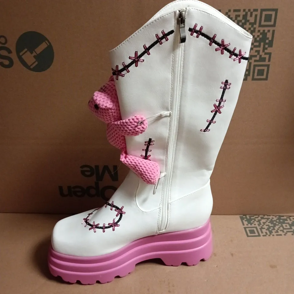 BOXED KOI TWISTED TEDDY TETHERS LONG BOOTS – WHITE, UK SIZE 6