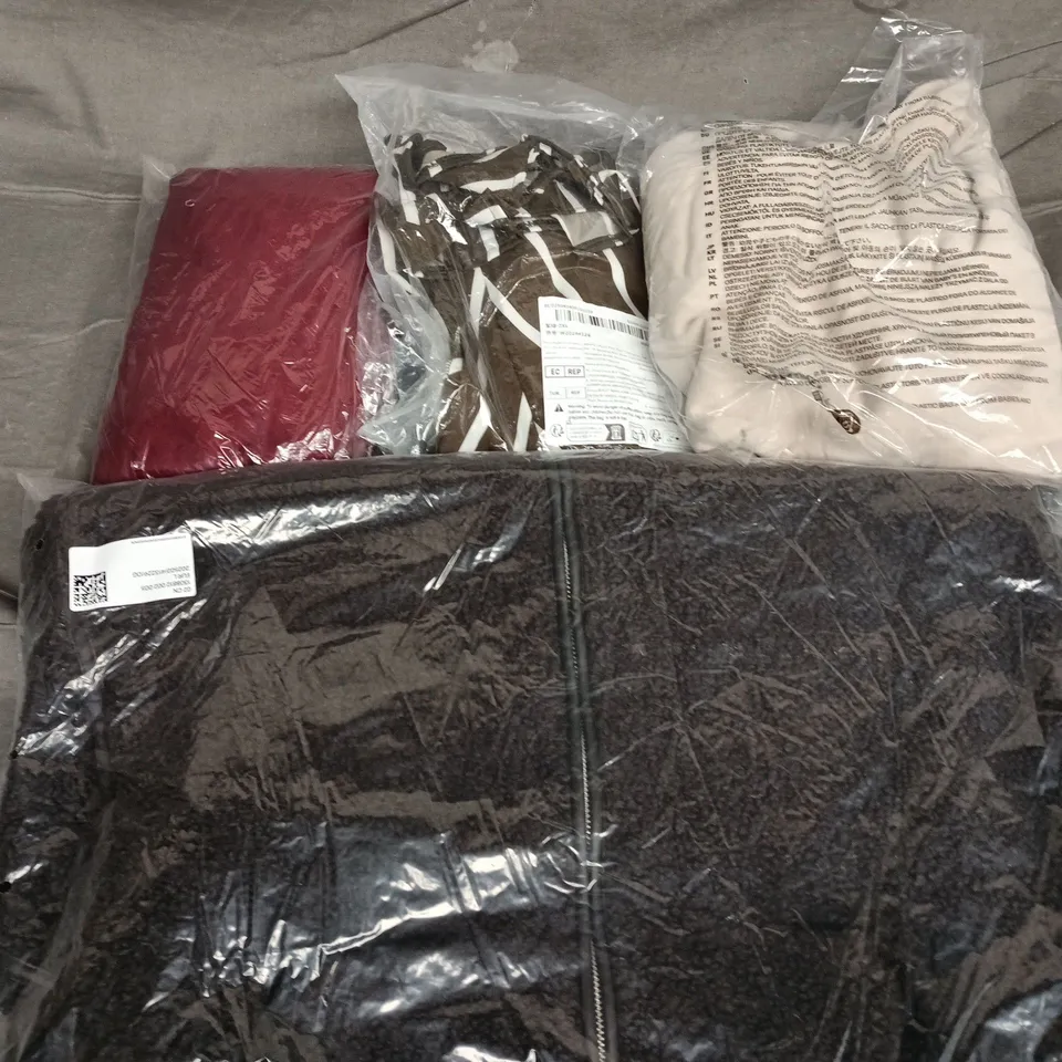 APPROXIMATELY 35 ASSORTED CLOTHING ITEMS IN VARIOUS SIZES, STYLES & COLOURS TO INCLUDE TOPS, SWEATERS, DRESSES, ETC - COLLECTION ONLY