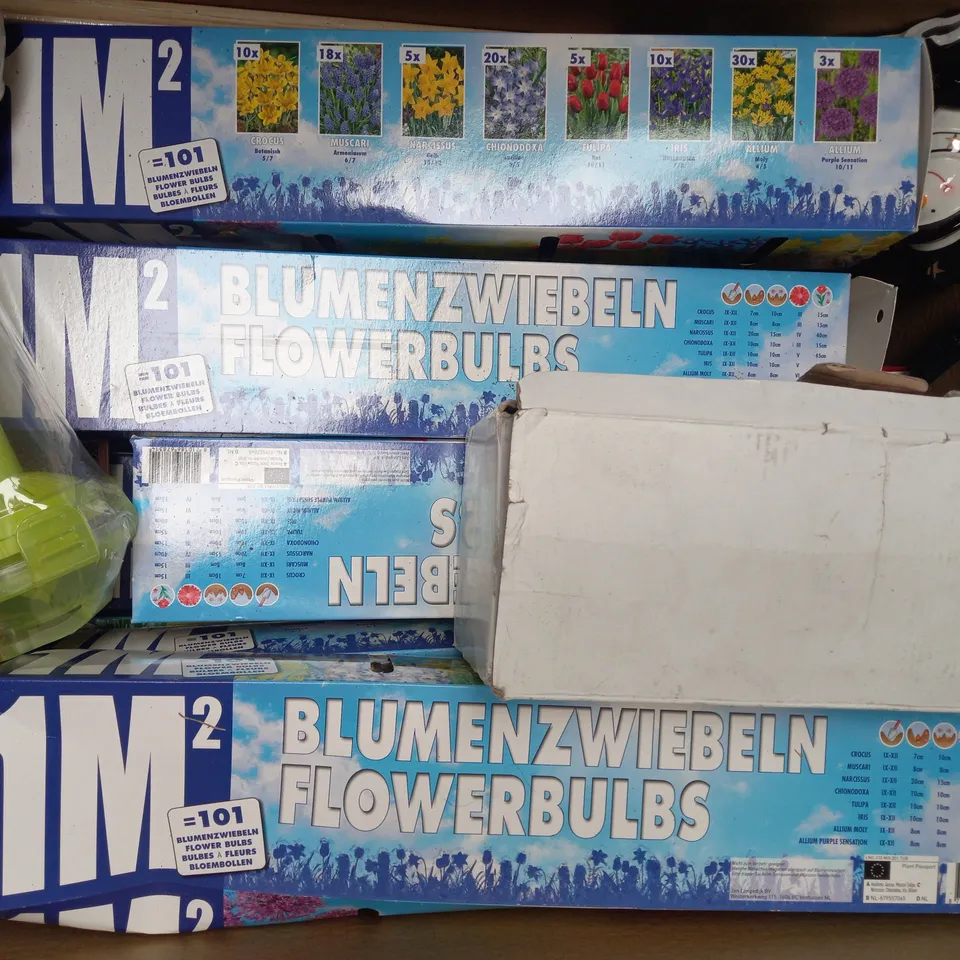 BOX OF APPROXIMATELY 15 ASSORTED HOUSEHOLD ITEMS TO INCLUDE STAR WARS DESK TIDY GIFT SET, DECORATIVE GNOME, ETC