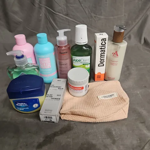 APPROXIMATELY 20 ASSORTED HEALTH & BEAUTY PRODUCTS TO INCLUDE - HAIRBURST SHAMPOO & CONDITIONER - VASELENE JELLY - DERMATICA PEPTIDE MOISTURISER - ETC