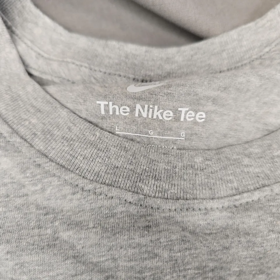 NIKE T-SHIRT – THE NIKE TEE, GREY COTTON, SIZE LARGE