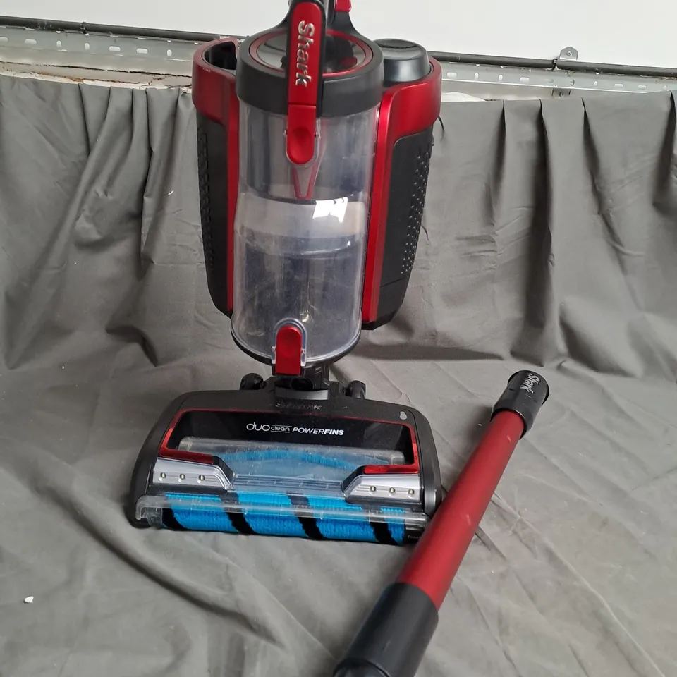 SHARK CORDLESS VACUUM CLEANER WITH ANTI HAIR WRAP & POWERFINS ICZ300UK