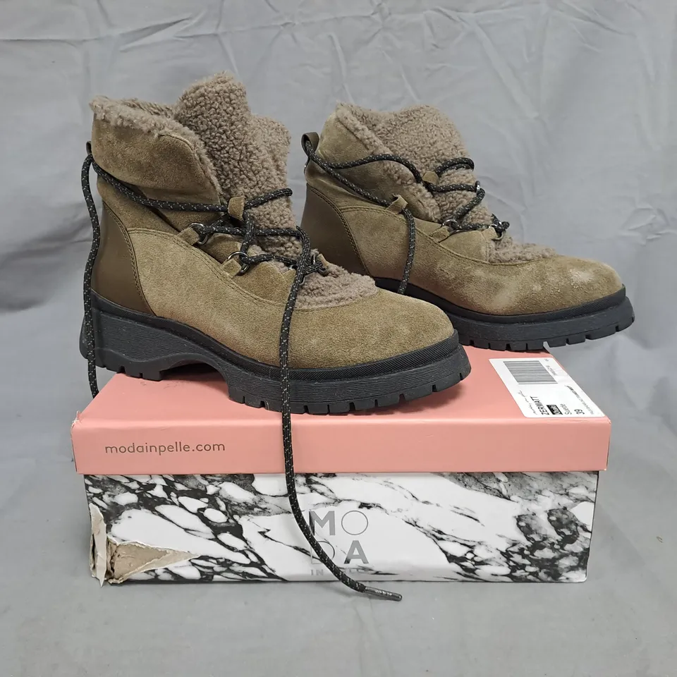 BOXED PAIR OF MODA IN PELLE ZERMATT BOOTS IN KHAKI SIZE 6