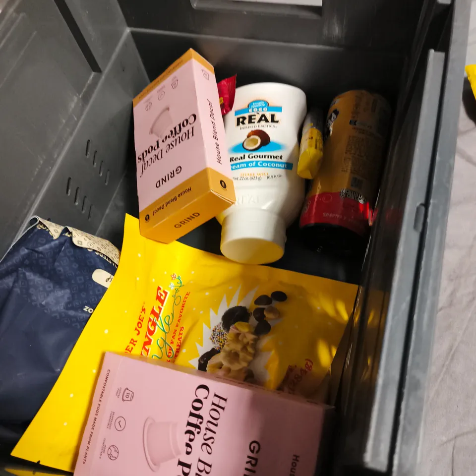 APPROXIMATELY 10 ASSORTED FOOD ITEMS INCLUDING GOODRAYS CBD DRINK , REAL GOURMET CREAM OF COCONUT AND SNAKING CHEESE