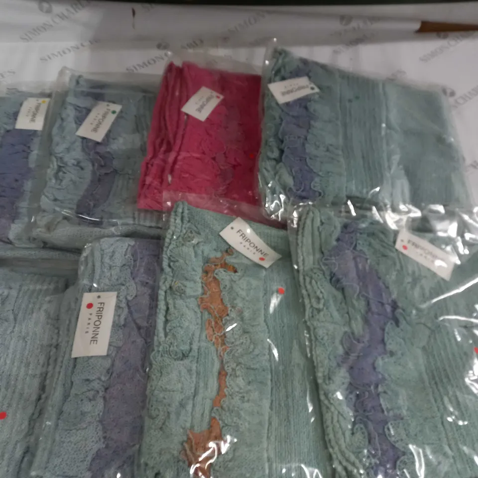 LOT OF 8 ASSORTED KNITWEAR CLOTHING ITEMS - VARIOUS SIZES