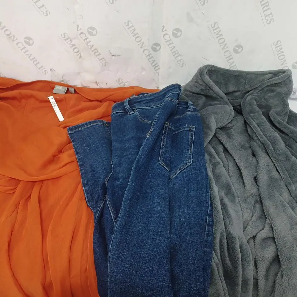 LARGE QAUNTIITY OF ASSORTED CLOTHING ITEMS TO INCLUDE DRESSES, DRESSING GOWNS, JEANS, ETC