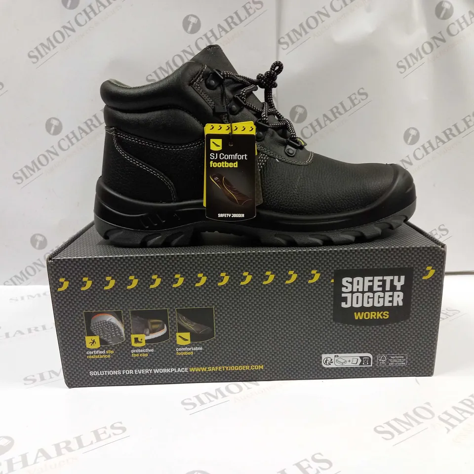 BOXED PAIR OF SAFETY JOGGER BOOTS UK SIZE 10.5