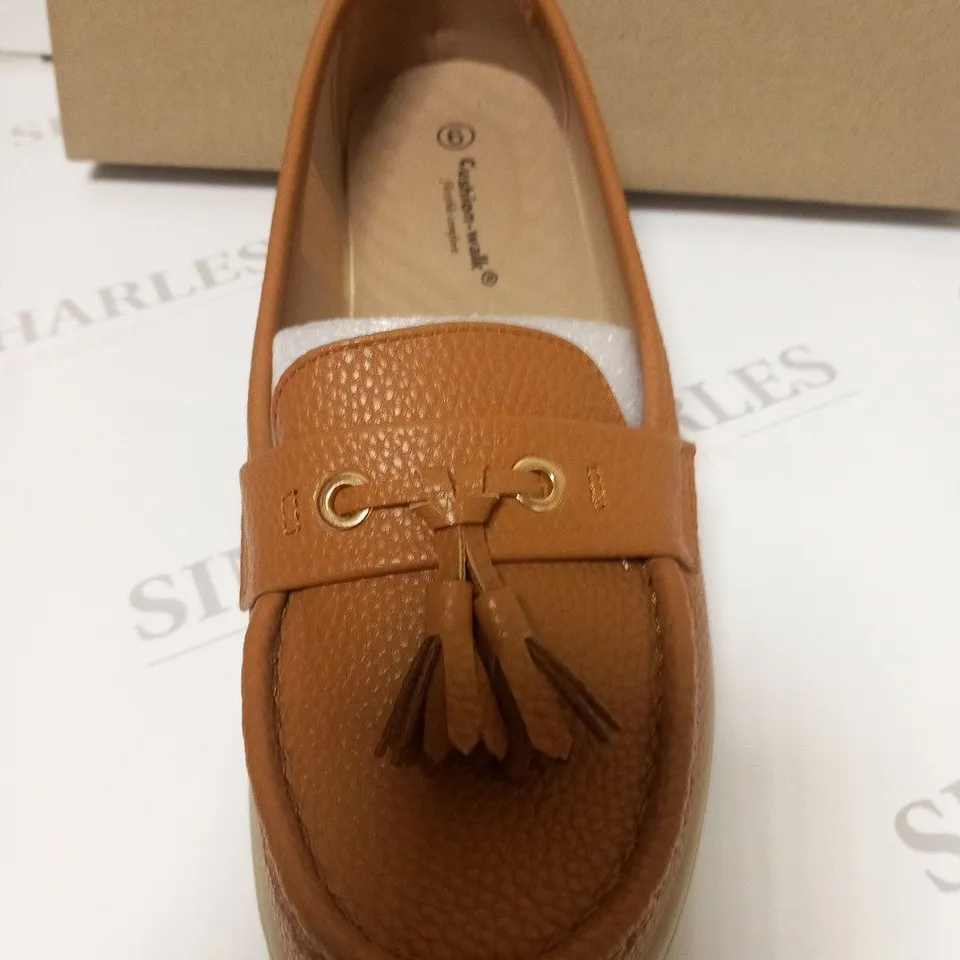 BOXED CUSHION WALK TASSLE LOAFERS TAN - SIZE 6