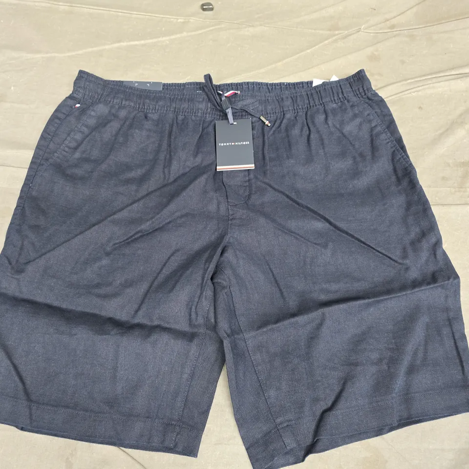 TOMMY HILFIGER RELAXED TAPERED FIT HARLEM LINEN SHORTS IN DESERT SKY - 38NI 