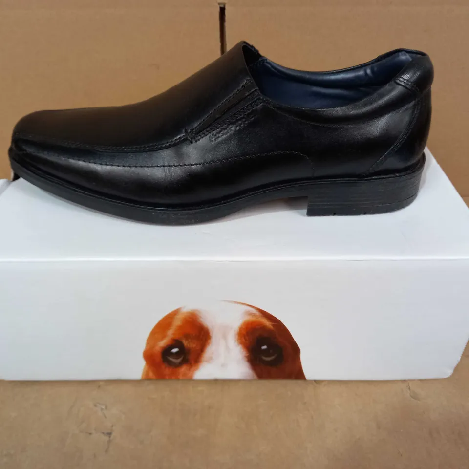 BOXED PAIR OF HUSH PUPPIES FAUX LEATHER SHOES IN BLACK EU SIZE 42