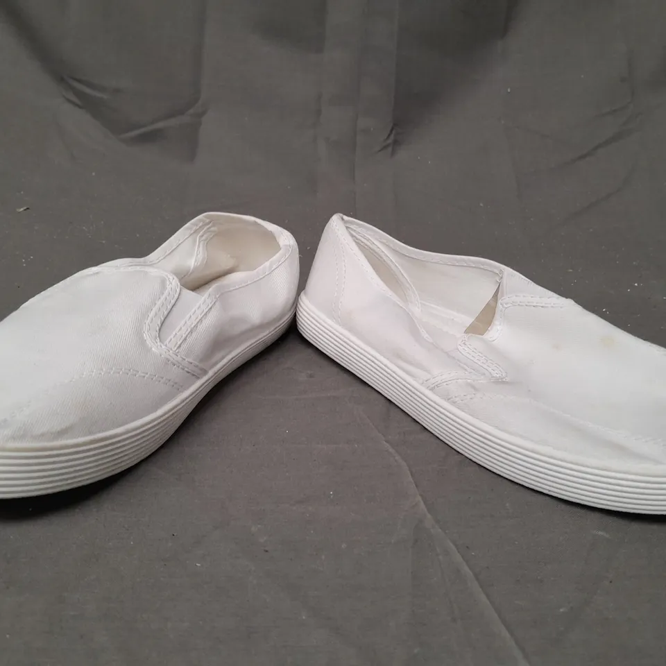 BOX OF APPROXIMATELY 20 PAIRS OF DESIGNER SLIP-ON PUMPS IN WHITE - VARIOUS SIZES