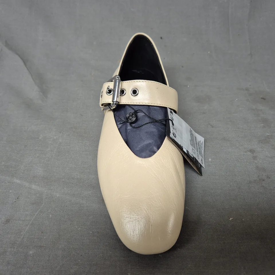 BOXED PAIR OF MASSIMO DUTTI SHOES IN CREAM EU SIZE 39