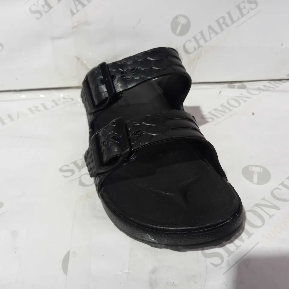 BOXED PAIR OF SKECHERS BLACK SANDALS UK SIZE 4
