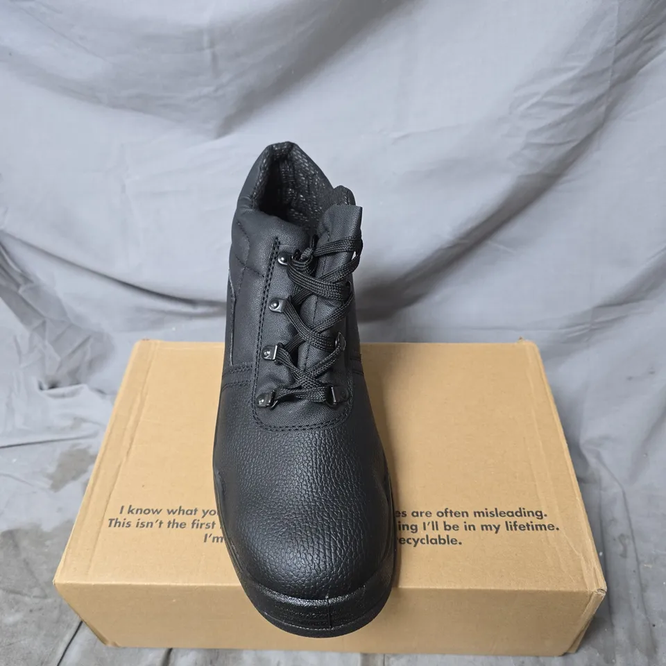 BLACK CHUKKA BOOT BOXED SIZE 7