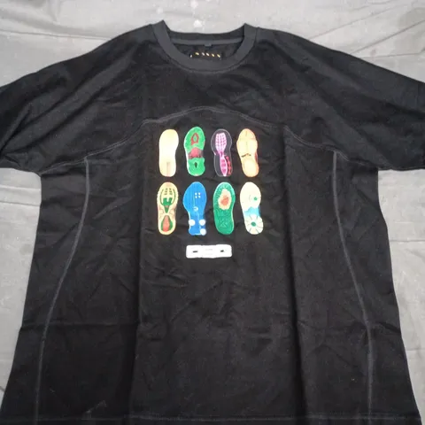 DIRTBAG BLACK T-SHIRT WITH MULTICOLOUR FOOTPRINT PRINT – UK SIZE L