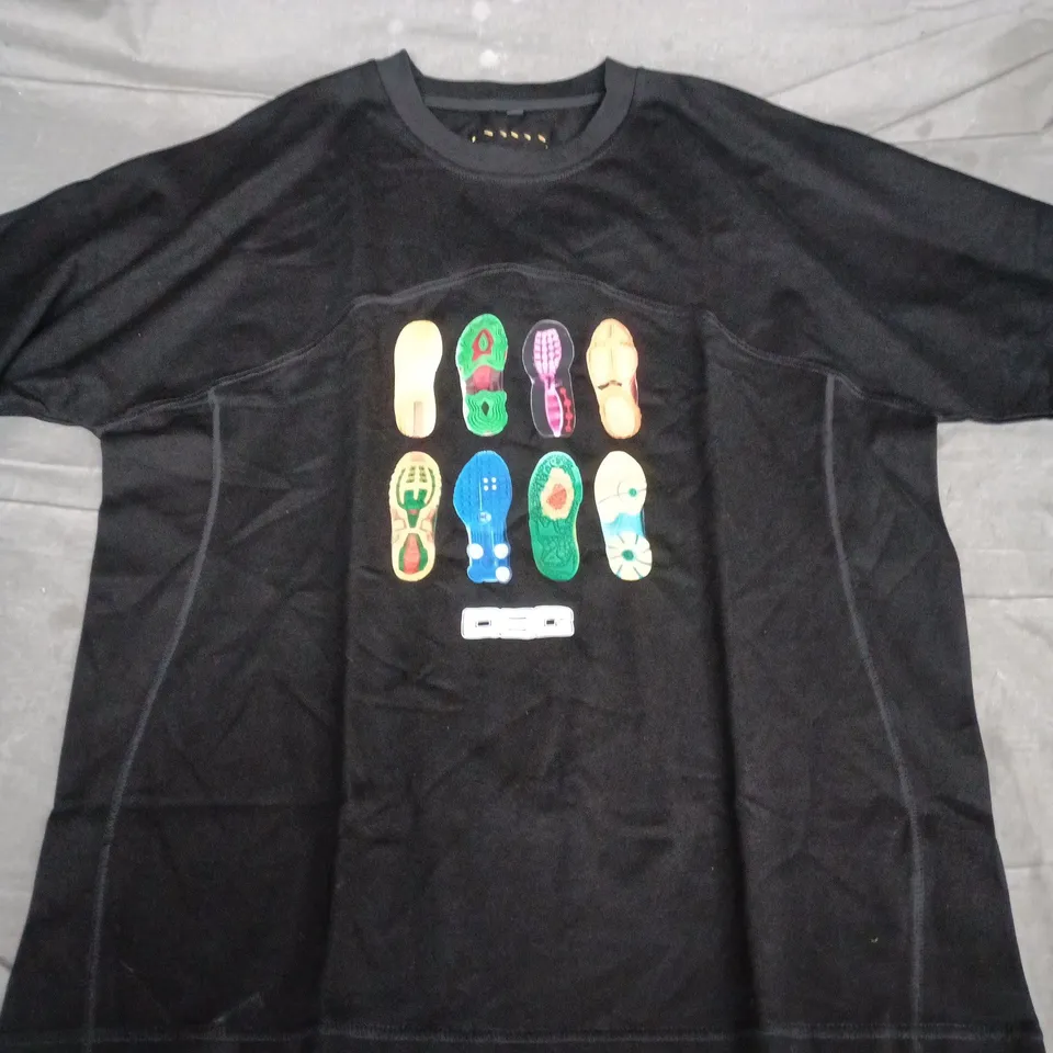 DIRTBAG BLACK T-SHIRT WITH MULTICOLOUR FOOTPRINT PRINT – UK SIZE L