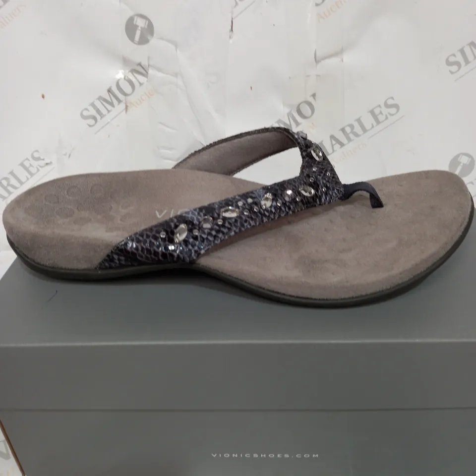 BOXED PAIR OF VIONIC REST LUCIA SANDALS IN SLATE SIZE 6.5