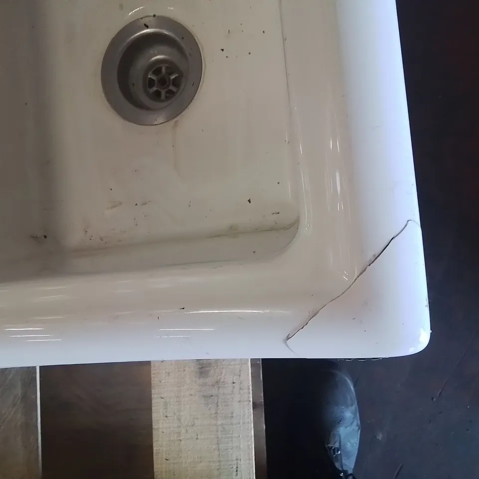 PORCELAIN WHITE LARGE SINK AND DRAINING AREA 