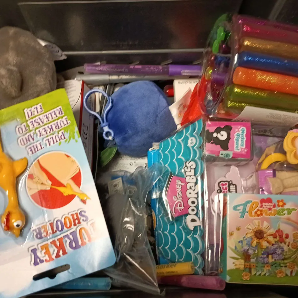 APPROXIMATELY 12 ASSORTED TOYS & GAMES PRODUCTS TO INCLUDE DISNEY DOORABLES, TBC GILTTER GLUE PENS, HOT WHEELS PORSCHE PANAMERA, ETC