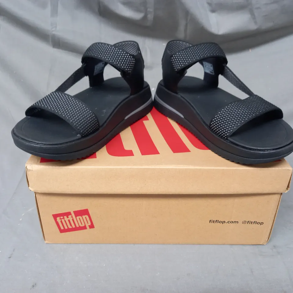 BOXED PAIR OF FITFLOP OPEN TOE SANDALS IN BLACK UK SIZE 6