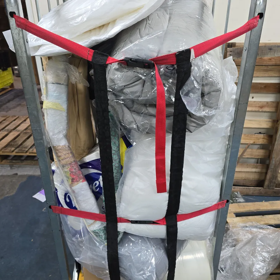 APPROXIMATELY 20 ASSORTED ITEMS TO INCLUDE CUSHIONS, TOILET ROLL, DRESS, ETC - COLLECTION ONLY