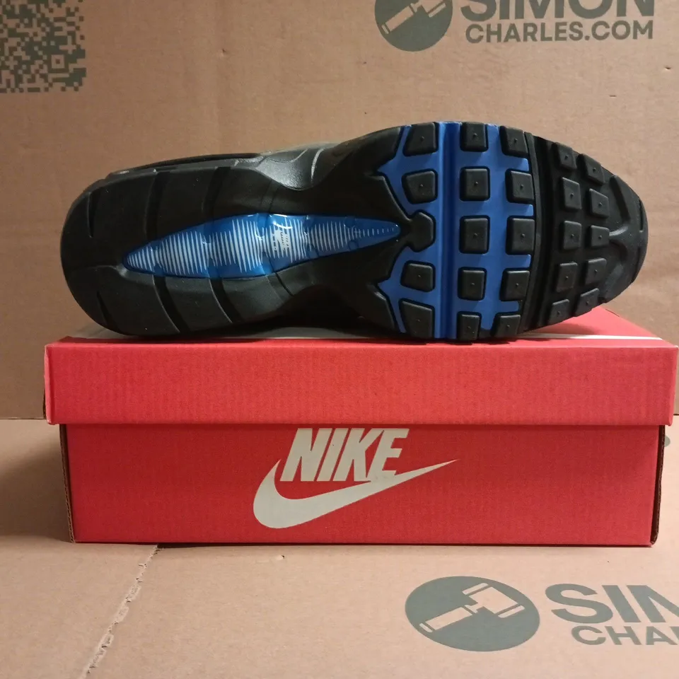 BOXED PAIR OF NIKE AIR MAX TRAINERS IN WHITE/GREY/BLUE SIZE UK 10